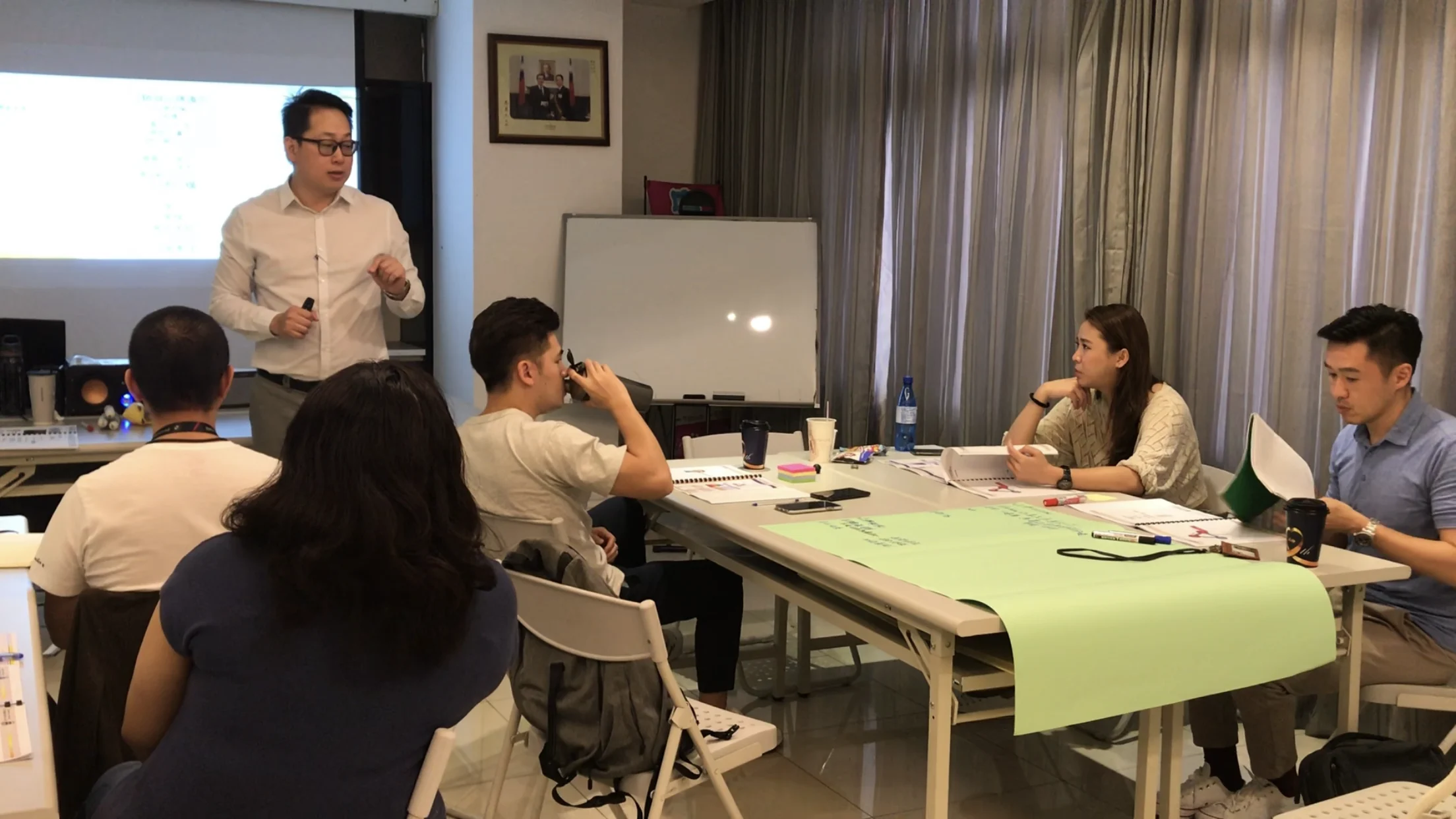 企業內訓現場,講師與企業團隊進行品牌策略討論