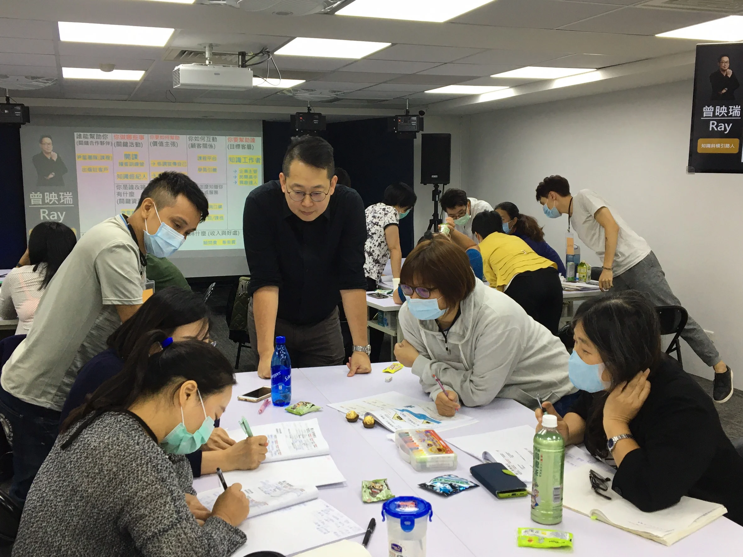 品牌公開課程現場,講師帶領學員分組實作